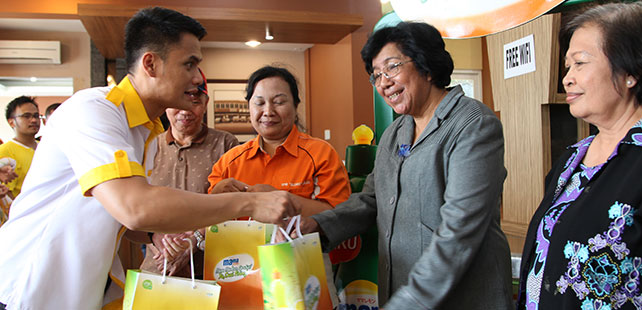 Serunya Mau Makan Gratis, Ya Cuci Piring Dulu!